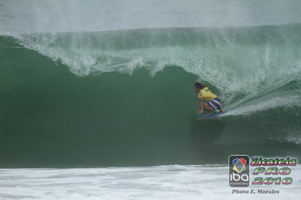 Cesar Bauer, Dropknee forehand tube/barrel at Puerto Escondido