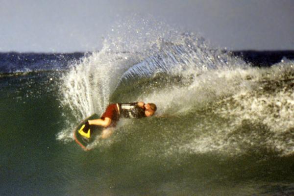 Kelly Footit, Dropknee backhand cutback at The Spot (Mfazazana)