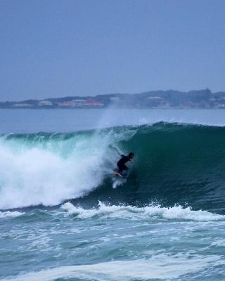 Daniel Worsley, dropknee forehand tube/barrel at Derdesteen