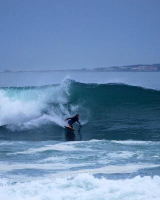 Peter Lambert, dropknee forehand bottom turn at Derdesteen