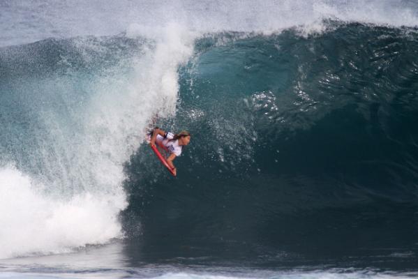 Jessica Becker, freefall at Pipeline