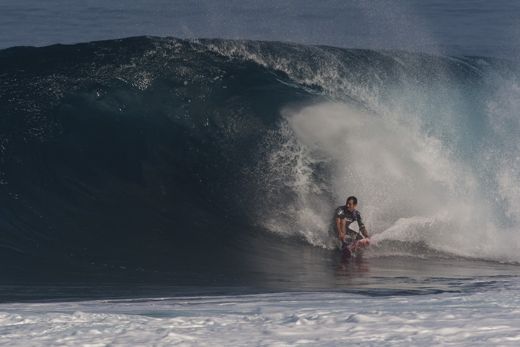 Dropknee backhand bottom turn at Pipeline