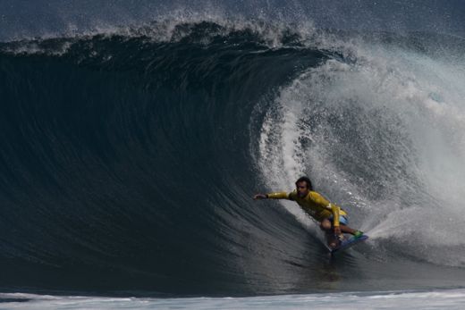 Dropknee forehand bottom turn at Pipeline