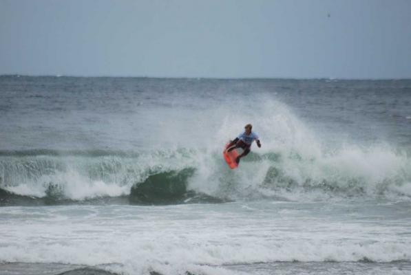 Derek Footit, dropknee forehand floater at Sun Coast Beach