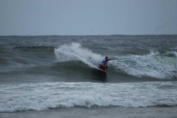 Derek Footit, dropknee forehand cutback at Sun Coast Beach