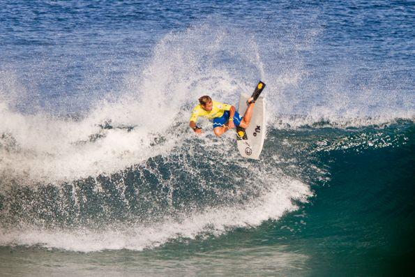 Sacha Specker, dropknee forehand snap at Pipeline