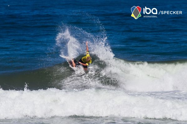Dave Winchester, dropknee forehand snap at Praia Grande, Sintra