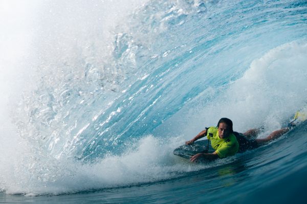 Emma Cobb, tube/barrel at Pipeline