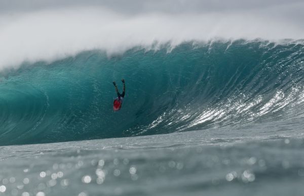 Brian Wise, freefall at Pipeline