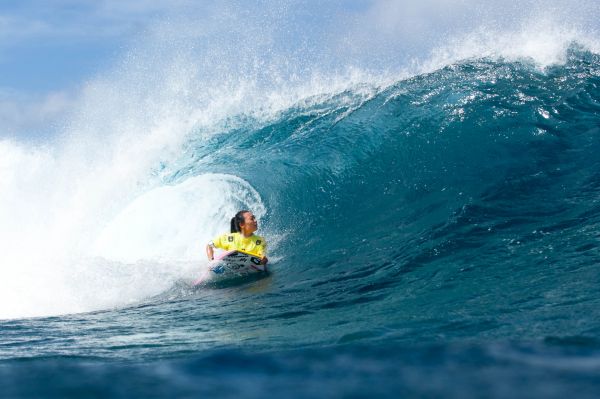 Minami Hatekayama, bottom turn at Pipeline